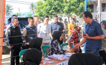 Anggota Bawaslu RI, Puadi, didampingi oleh Anggota Bawaslu Provinsi Lampung, yakni Suheri, Imam Bukhori, Tamri, Gistiawan, dan Ahmad Qohar, bersama Anggota Bawaslu Kabupaten Pesawaran, Aji Purwadi dan Pajril Fatra, melakukan pengawasan langsung terhadap pelaksanaan Pemungutan Suara Ulang (PSU) Pemilihan Bupati dan Wakil Bupati Pesawaran Tahun 2025 pada Sabtu (24/5).