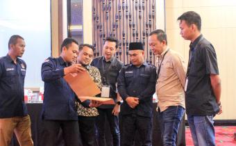 Ketua Bawaslu Pesawaran, Fatihunnajah dan Anggota Bawaslu Pesawaran, Mutholib, Oktiyas Afirza, Aji Purwadi, serta Pajril Fatra melakukan pengawasan terhadap jalannya Rapat Pleno Terbuka Rekapitulasi Hasil Penghitungan Perolehan Suara Tingkat Kabupaten pada Pemungutan Suara Ulang (PSU) Pemilihan Bupati dan Wakil Bupati Pesawaran Tahun 2025 di Hotel Emersia Bandar Lampung, Selasa (27/5)