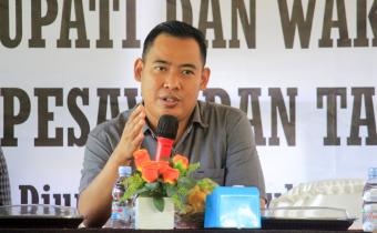 Anggota Bawaslu Kabupaten Pesawaran, Mutholib, saat sambutannya dalam rapat evaluasi pengawasan tahapan Pemungutan Suara Ulang (PSU) Pemilihan Bupati dan Wakil Bupati Pesawaran Tahun 2025, yang berlangsung di Saung Djunjungan’s, Jumat (4/7).