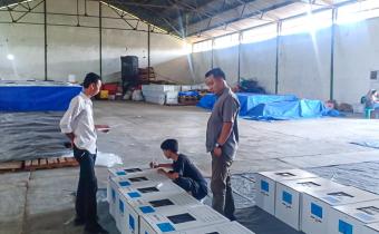 Anggota Bawaslu Kabupaten Pesawaran, Mutholib, awasi proses penyortiran dan pengepakan logistik untuk Pemungutan Suara Ulang (PSU) Pilkada Pesawaran Tahun 2025 di gudang logistik KPU Kabupaten Pesawaran pada Senin (12/5).