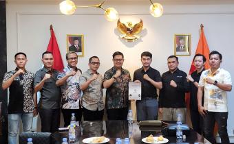 Penyerahan laporan ini dilakukan langsung oleh Ketua Bawaslu Kabupaten Pesawaran, Fatihunnajah, didampingi Anggota Bawaslu Kabupaten Pesawaran sekaligus Koordinator Divisi Hukum dan Penyelesaian Sengketa, Oktiyas Afriza, bersama Anggota Bawaslu Provinsi Lampung di Gedung Bawaslu RI, Jakarta, Selasa (22/7).