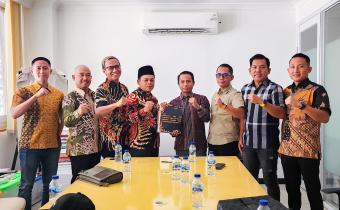 Anggota Bawaslu Kabupaten Pesawaran, Pajril Fatra dan Oktiyas Afriza, didampingi oleh Kepala Sekretariat Kukuh Julian, bersama dengan Anggota Bawaslu Provinsi Lampung menyerahkan lima laporan akhir pengawasan tahapan Pemungutan Suara Ulang (PSU) Pilkada Pesawaran Tahun 2025 kepada Bawaslu RI, di Jakarta, Rabu (24/7).