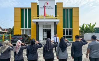 Kegiatan apel yang dipimpin langsung oleh Kepala Sekretariat Bawaslu Pesawaran, Kukuh Julian, dan diikuti oleh seluruh jajaran sekretariat, di halaman Sekretariat Bawaslu Kabupaten Pesawaran, Senin (28/7).