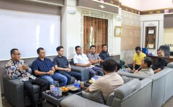 Ketua Bawaslu Kabupaten Pesawaran, Fatihunnajah, dan Anggota Bawaslu Kabupaten Pesawaran saat menerima kunjungan Tim Pengkajian Konflik Baintelkam Mabes Polri di Sekretariat Bawaslu Kabupaten Pesawaran, Selasa (12/8).