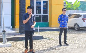 Anggota Bawaslu Kabupaten Pesawaran, Pajril Fatra, saat menyampaikan amanat dalam upacara memperingati Hari Lahir Pancasila tahun 2025, di halaman Sekretariat Bawaslu Kabupaten Pesawaran, Senin (2/6).