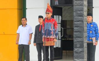 Anggota Bawaslu Pesawaran, Pajril Fatra, saat menjadi pembicara upacara peringatan Hari Ulang Tahun (HUT) ke-80 Republik Indonesia (RI ) di halaman Sekretariat, Minggu (17/8).