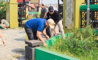 Bawaslu Kabupaten Pesawaran Gelar Jumat Bersih, Wujudkan Lingkungan Kerja Sehat dan Nyaman