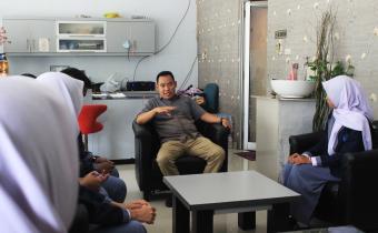 Bawaslu Kabupaten Pesawaran Ajak OSIS SMAN 1 Gedong Tataan Kenali Peran Pengawas Pemilu