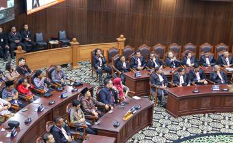 Ketua Bawaslu Pesawaran, Fatihunnajah, saat menghadiri sidang putusan terkait Perselisihan Hasil Pemilihan (PHP) Bupati dan Wakil Bupati Pesawaran Tahun 2024 dengan Nomor 20/PHPU.BUP-XXIII/2025. yang berlangsung di Gedung MKRI 1, Jakarta, pada Senin (24/2).