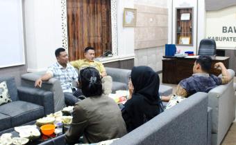 Anggota Bawaslu Pesawaran Aji Purwadi dan Mutholib saat menyambut kunjungan Anggota Bawaslu Provinsi Lampung, Tamri, beserta rombongan di Sekretariat Bawaslu Pesawaran, pada Selasa (07/01).