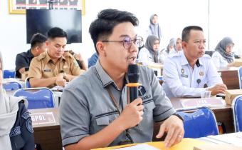 Riki Sepriyanda saat menyampaikan saran perbaikan dalam Rapat Pleno Terbuka Rekapitulasi Pemutakhiran Data Pemilih Berkelanjutan (PDPB) Triwulan IV Tahun 2025 bertempat di Aula KPU Kabupaten Pesawaran, Senin, (8/12).