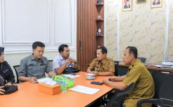 Anggota Bawaslu Kabupaten Pesawaran, Oktiyas Afriza, saat melakukan uji petik data pemilih di Desa Sukaraja, Gedong Tataan, Selasa (2/12).