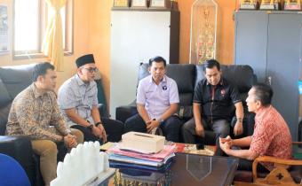 Anggota Bawaslu Pesawaran Mutholib dan Oktiyas Afriza, saat melakukan pengawasan melekat terhadap proses COKTAS pada Pemutakhiran Data Pemilih Berkelanjutan (PDPB) Triwulan IV, di Kantor Camat Way Lima, Kamis, (20/11).