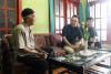 Ketua Bawaslu Lampung Iskardo P. Panggar (tengah) dan Ketua Bawaslu Pesawaran Fatihunnajah (kanan) berbincang dengan warga melakukan uji petik coklit data pemilih Pemilihan 2024 di Desa Kutoarjo, Gedong Tataan, Senin (15/07/2024)